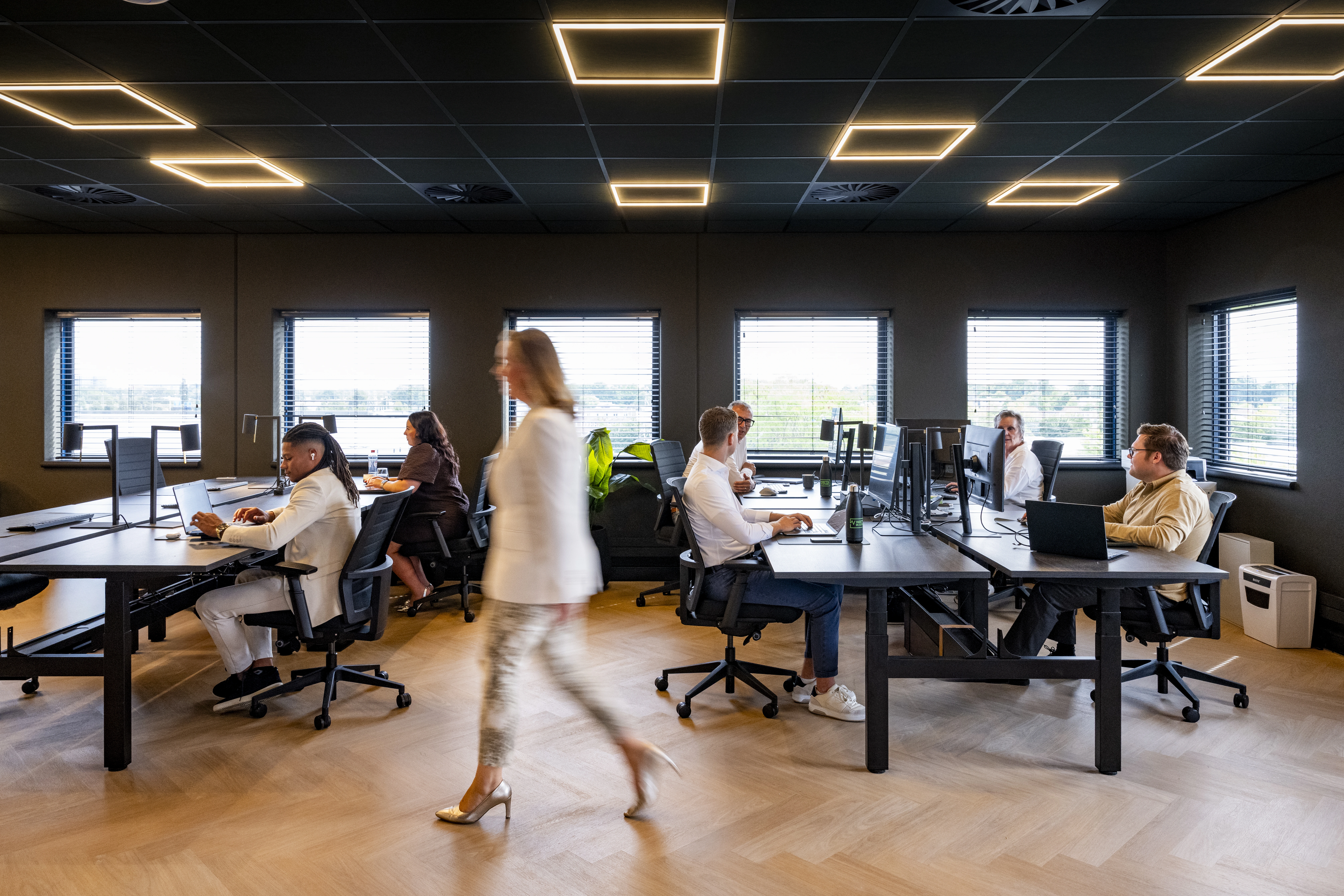 Werkende mensen op een kantoor